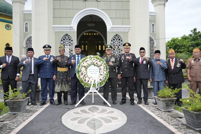 
					Peringati Hari Pahlawan, Pemkab Siak Tabur Bunga di Makam Sultan
