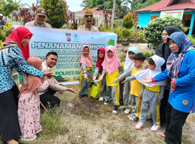 
					FOTO : Penanaman Pohon Polsek Tualang bersama TK Cendikia Muda
