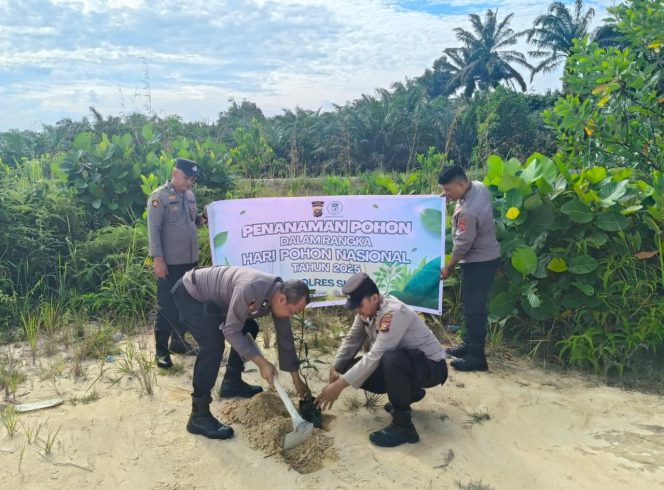 
					Polres Siak Tanam 155 Pohon Jelang Hari Pohon Nasional 2025, Wujudkan Komitmen Green Policing Riau