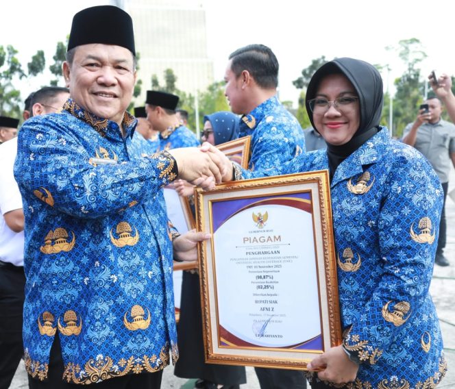 
					Peringatan HKN 2025, Pemkab Siak Raih Penghargaan UHC