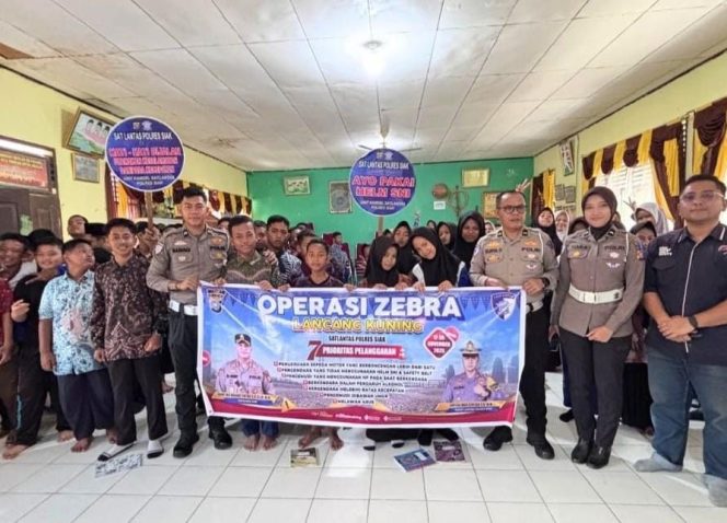 
					Police Goes to School SMPN 1 Mempura, Satlantas Polres Siak Bagikan Helm & Edukasi Keselamatan Berlalu Lintas