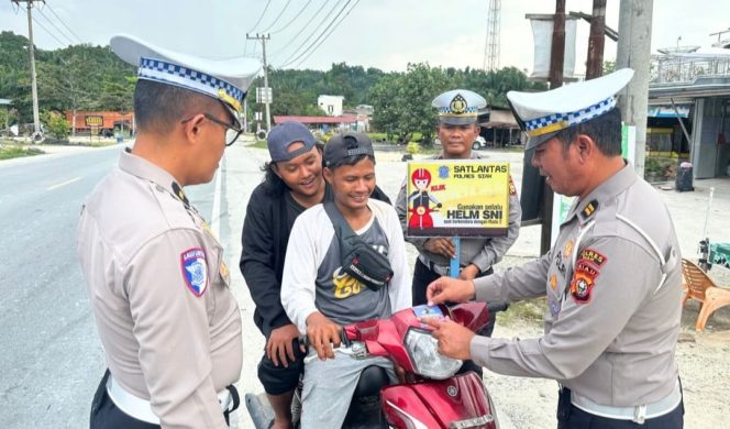 
					Operasi Zebra Lancang Kuning 2025, Satlantas Polres Siak Gencarkan Himbauan Keselamatan di Jalan Raya
