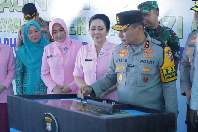 
					Wujudkan Gizi Aman dan Berkualitas, Polda Riau Resmikan SPPG ke-11 di Inhu