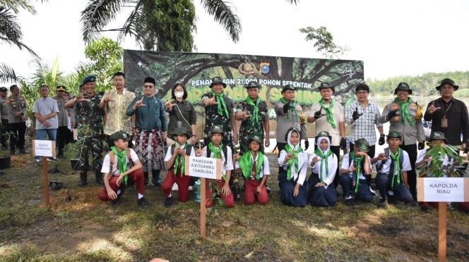 
					Kolaborasi TNI dan Polri Jaga Ekosistem di Riau, Tanam 210 Pohon dan Tebar 2.100 Benih Ikan