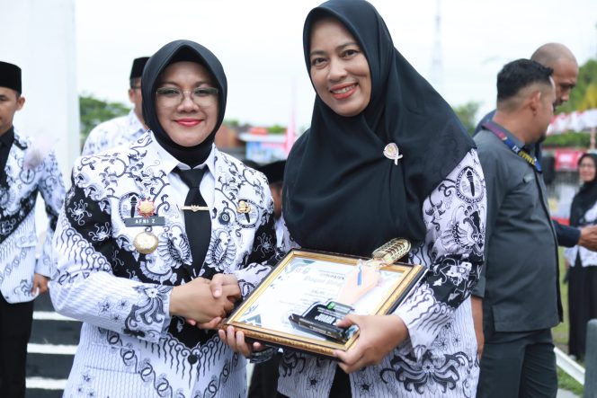 
					Puluhan Guru Siak Raih Penghargaan, Bupati Afni Apresiasi Dedikasi dan Prestasi