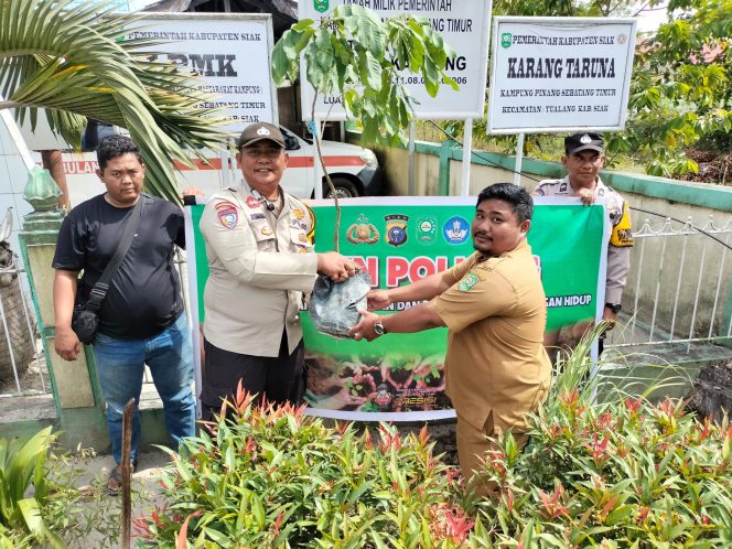 
					Tanam Pohon di Kantor Kampung Pinang Sebatang Timur, Bhabinkamtibmas Ajak Warga Jaga Lingkungan