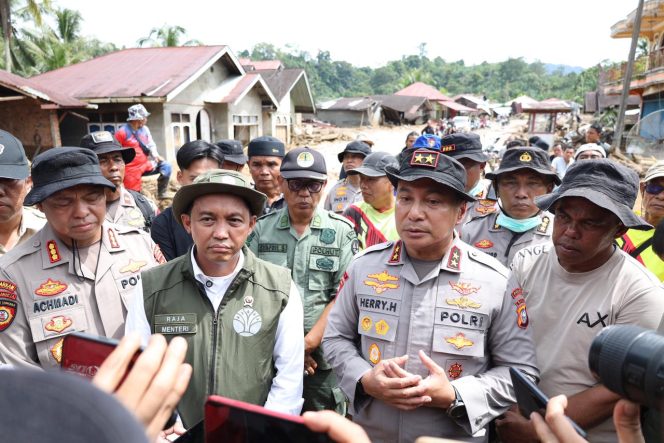 
					Menteri Kehutanan dan Kapolda Riau Terjun Langsung ke Lokasi Bencana di Agam, Percepatan Evakuasi dan Bantuan Terus Dikerahkan
