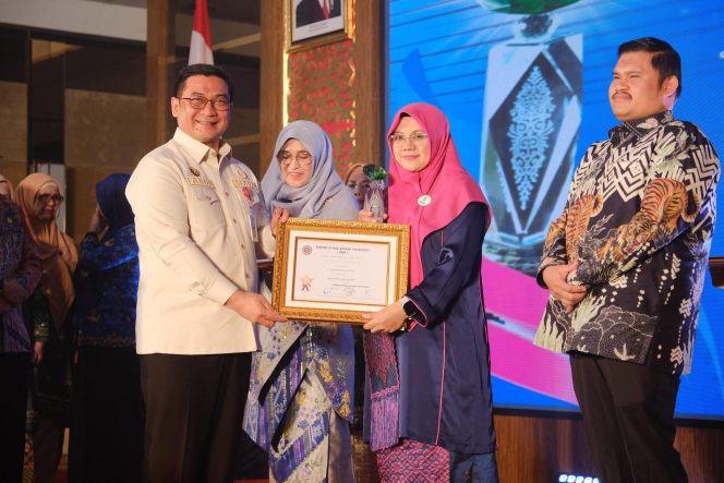 
					Bupati Siak Terima Anugerah Baiduri 2025, Kategori Perempuan Hebat Berdedikasi