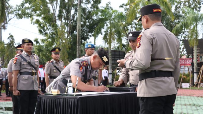 
					Polres Siak Gelar Sertijab Sejumlah Pejabat Strategis, Kapolres Tekankan Profesionalisme dan Loyalitas