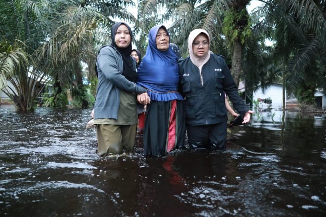 
					Bupati Afni Z Minta Seluruh Pejabat Struktural Turun ke Lokasi Banjir di Siak, Pastikan Penanganan Cepat dan Tepat