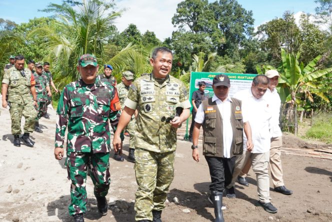 
					Kasad Dampingi Presiden RI Pastikan Akses Warga Pasca Galodo di Sumatera Barat Pulih