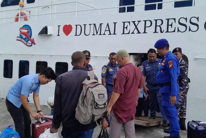 
					Pengamanan Ketat Natal, Polisi Patroli Jalan Kaki di Pelabuhan Tanjung Buton