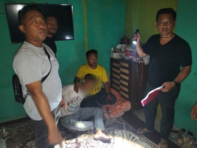 
					Foto : Polisi saat menangkap diduga pelaku pembunuhan sadis seorang wanita di Kecamatan Minas, Siak, Riau.